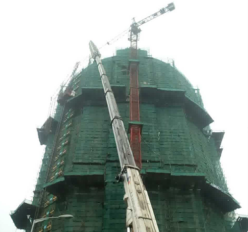 木垒哈萨克吊车在工地上作业
